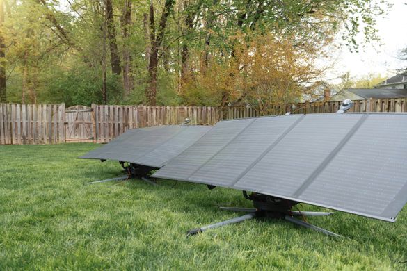 сонячні електростанції EcoFlow 400W Portable Solar Panel розгорнута на траві