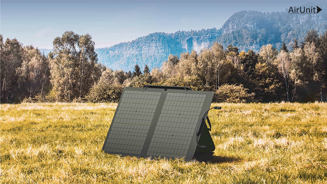 Портативна сонячна панель EcoFlow 60W Portable Solar Panel зручна у подорожі та на кемпінгу